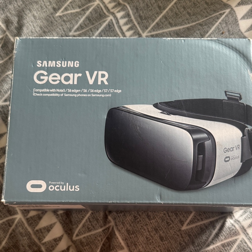 Samsung Gear VR Headset - Black and White